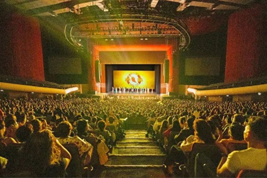 En la tarde del 5 de mayo de 2024, Shen Yun realizó su sexta presentación en el Auditorio Nacional de la Ciudad de México. (Yu Lili/The Epoch Times)