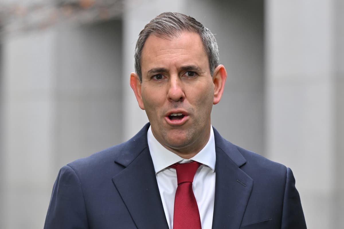 El tesorero Jim Chalmers en una conferencia de prensa en el Parlamento de Canberra, Australia, el 30 de julio de 2025. (Imagen de AAP/Mick Tsikas).