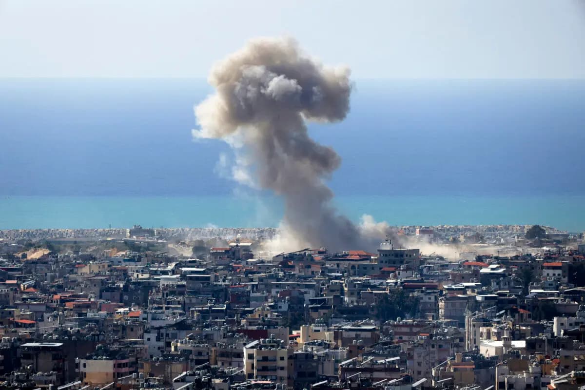 El humo se eleva desde el lugar donde se produjo un ataque aéreo israelí que tuvo como objetivo una zona de los suburbios del sur de Beirut, la capital libanesa, el 17 de marzo de 2026. (Ibrahim Amro/AFP vía Getty Images).