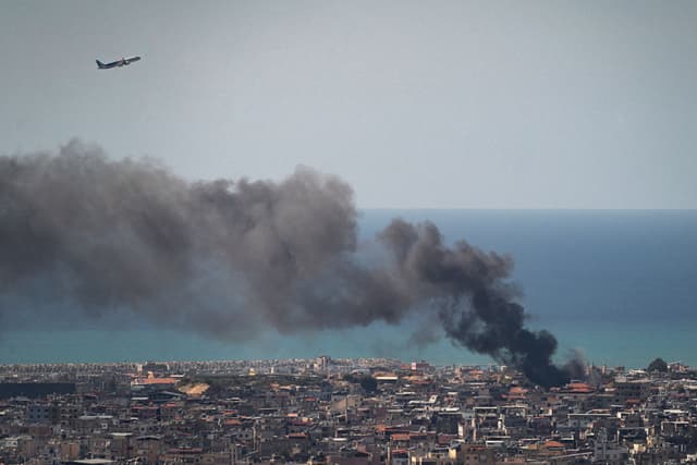 Un avión comercial de MEA sobrevuela el humo tras un ataque aéreo de las Fuerzas de Defensa de Israel en Beirut, Líbano, el 17 de marzo de 2026. (Adri Salido/Getty Images)