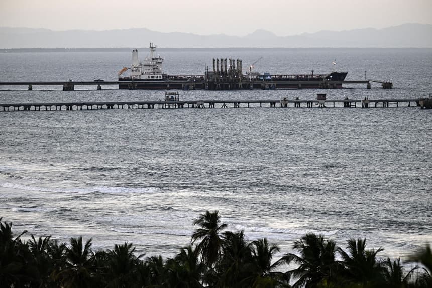 Un buque cisterna atracado en el muelle de la refinería El Palito en Puerto Cabello, estado Carabobo, Venezuela, el 22 de enero de 2026. (Ronaldo Schemidt/AFP vía Getty Images)