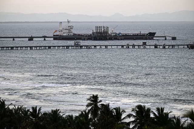 Un buque cisterna atracado en el muelle de la refinería El Palito en Puerto Cabello, estado Carabobo, Venezuela, el 22 de enero de 2026. (Ronaldo Schemidt/AFP vía Getty Images)