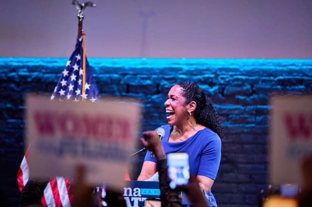 La vicegobernadora de Illinois, Juliana Stratton, pronuncia unas palabras tras ganar las primarias demócratas al Senado en Chicago el 17 de marzo de 2026. (Nathaniel Smith para The Epoch Times).