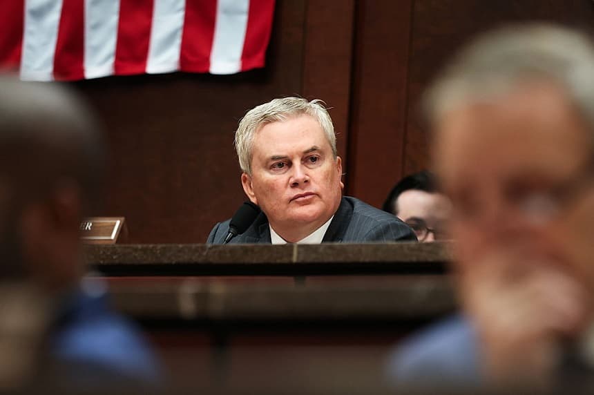 El presidente de la comisión, el representante James Comer (R-KY), observa durante una audiencia de la Comisión de Supervisión y Reforma Gubernamental de la Cámara de Representantes en el Capitolio de los Estados Unidos, el 4 de marzo de 2026, en Washington, D.C. (Anna Moneymaker/Getty Images)