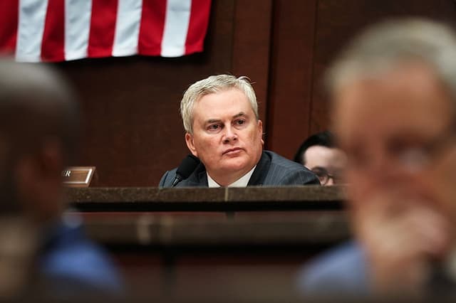 El presidente de la comisión, el representante James Comer (R-KY), observa durante una audiencia de la Comisión de Supervisión y Reforma Gubernamental de la Cámara de Representantes en el Capitolio de los Estados Unidos, el 4 de marzo de 2026, en Washington, D.C. (Anna Moneymaker/Getty Images)