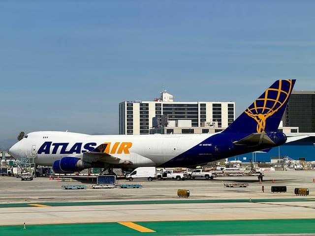 En la imagen se observa un avión de carga Boeing 747-400 de Atlas Air en el Aeropuerto Internacional de Los Ángeles (LAX) el 16 de marzo de 2026. (Daniel SLIM / AFP vía Getty Images)
