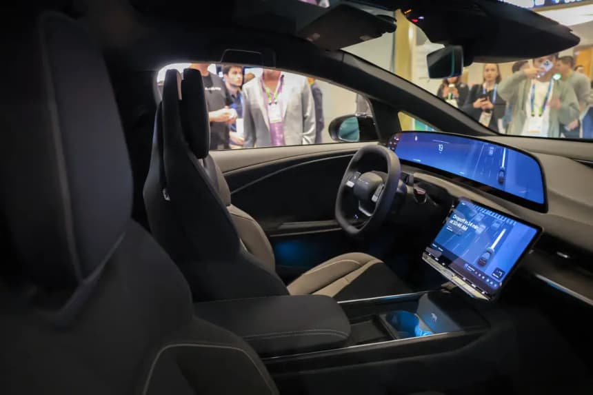 Un robotaxi desarrollado por Lucid, Nuro y Uber se presenta durante el Nvidia Live en el CES 2026 en Las Vegas el 5 de enero de 2026. Los coches autónomos utilizan sistemas agenticos de múltiples pasos para desglosar problemas complejos en pasos más pequeños y factibles. (Patrick T. Fallon/AFP vía Getty Images)