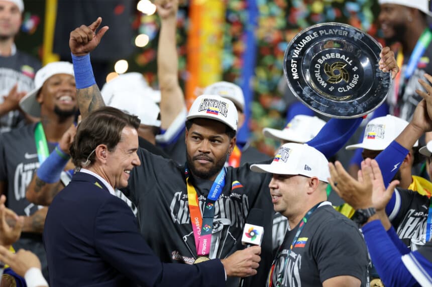 El comentarista de Fox Sports, Tom Verducci, entrevista al Jugador Más Valioso, Maikel García (n.º 11) de la selección de Venezuela, y a su traductor tras la victoria por 3-2 contra la selección de Estados Unidos en el loanDepot Park el 17 de marzo de 2026 en Miami, Florida. (Al Bello/Getty Images)