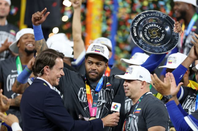 El comentarista de Fox Sports, Tom Verducci, entrevista al Jugador Más Valioso, Maikel García (n.º 11) de la selección de Venezuela, y a su traductor tras la victoria por 3-2 contra la selección de Estados Unidos en el loanDepot Park el 17 de marzo de 2026 en Miami, Florida. (Al Bello/Getty Images)