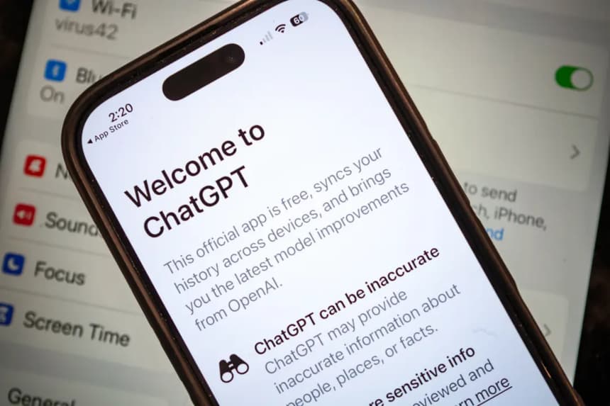La aplicación ChatGPT de OpenAI se muestra en un teléfono móvil en Chicago, el 3 de marzo de 2026. (Scott Olson/Getty Images)