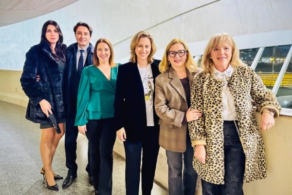 Los diputados regionales y concejales de Valencia asistieron a la función nocturna de Shen Yun en el Palau de les Arts el 9 de marzo de 2026. (Hai Ying/The Epoch Times)
