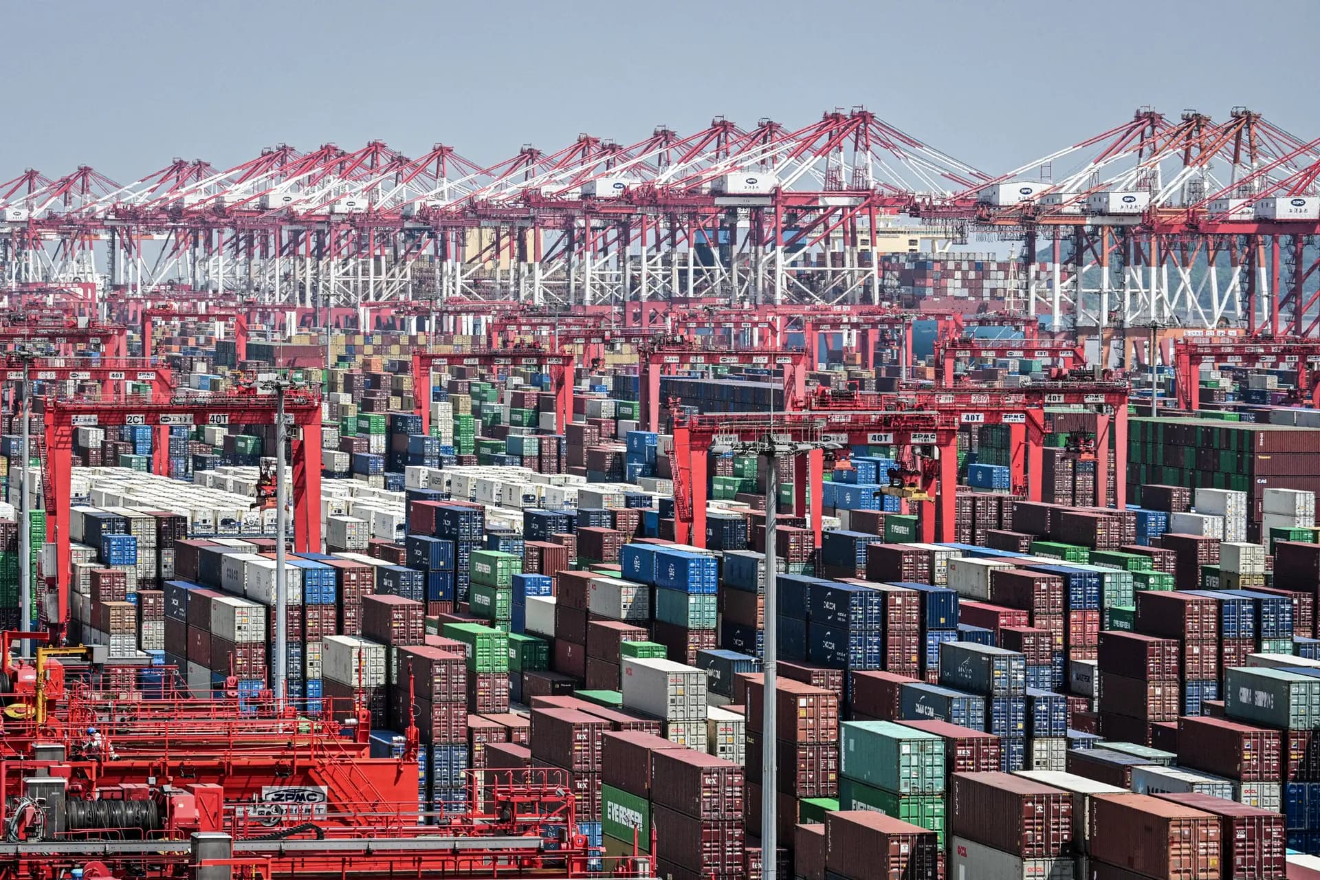 Contenedores y grúas en el puerto de aguas profundas de Yangshan, cerca de Shanghái, el 3 de junio de 2025. El Rhodium Group estimó que el comercio exterior representó más de la mitad del aumento de la producción económica total de China el año pasado. (Héctor Retamal/AFP vía Getty Images).