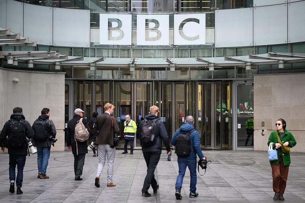 La entrada a Broadcasting House en Londres el 10 de noviembre de 2025. (Leon Neal/Getty Images)