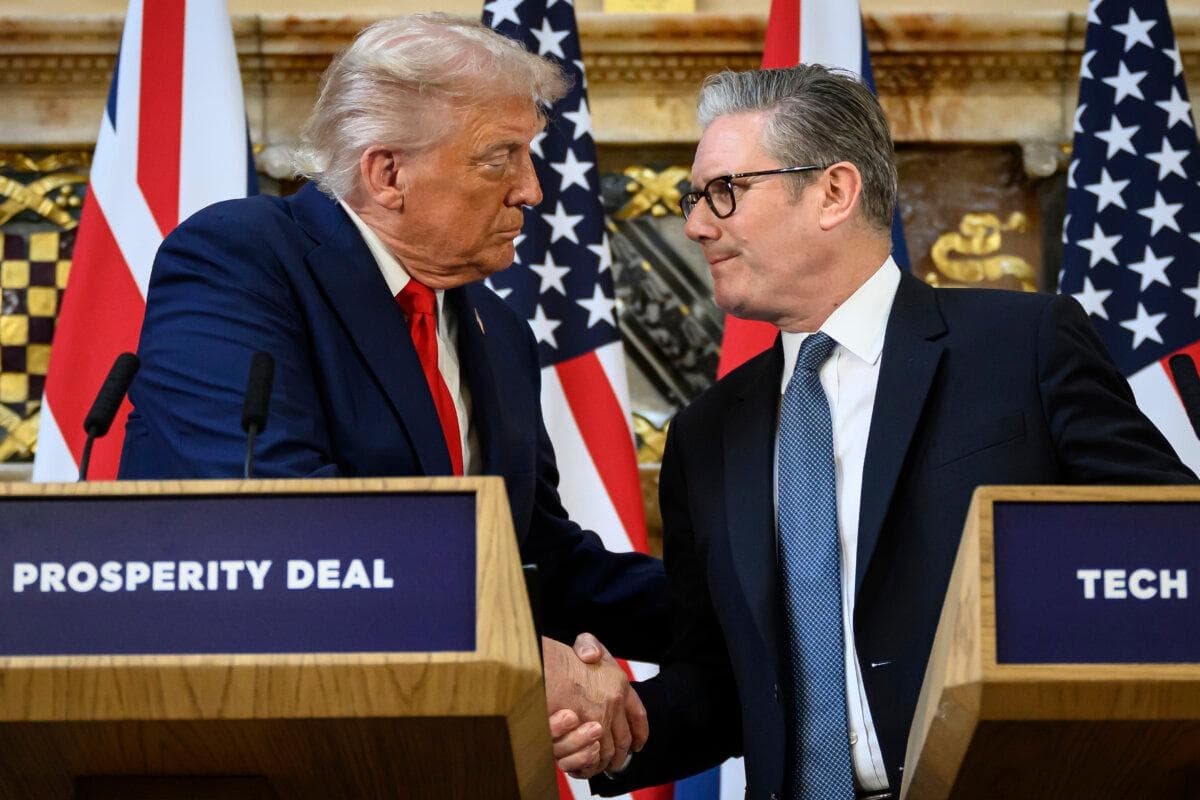 El presidente Donald Trump (izquierda) y el primer ministro británico Keir Starmer durante una conferencia de prensa en Chequers, cerca de Aylesbury, Inglaterra, el 18 de septiembre de 2025. (Leon Neal/Pool Photo vía AP)