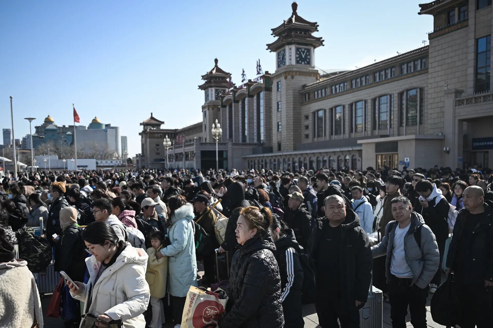 Varias personas llegan a la estación de tren de Beijing el 23 de febrero de 2026. Ese fue el último día de las vacaciones del Festival de Primavera, que marcaba el Año Nuevo Lunar del Caballo. Según un experto, los gobiernos locales suelen recurrir a las devoluciones de impuestos sobre las exportaciones durante las vacaciones para cubrir los gastos adicionales y, posteriormente, ajustan sus exportaciones a lo largo del año. (Pedro Pardo / AFP vía Getty Images).