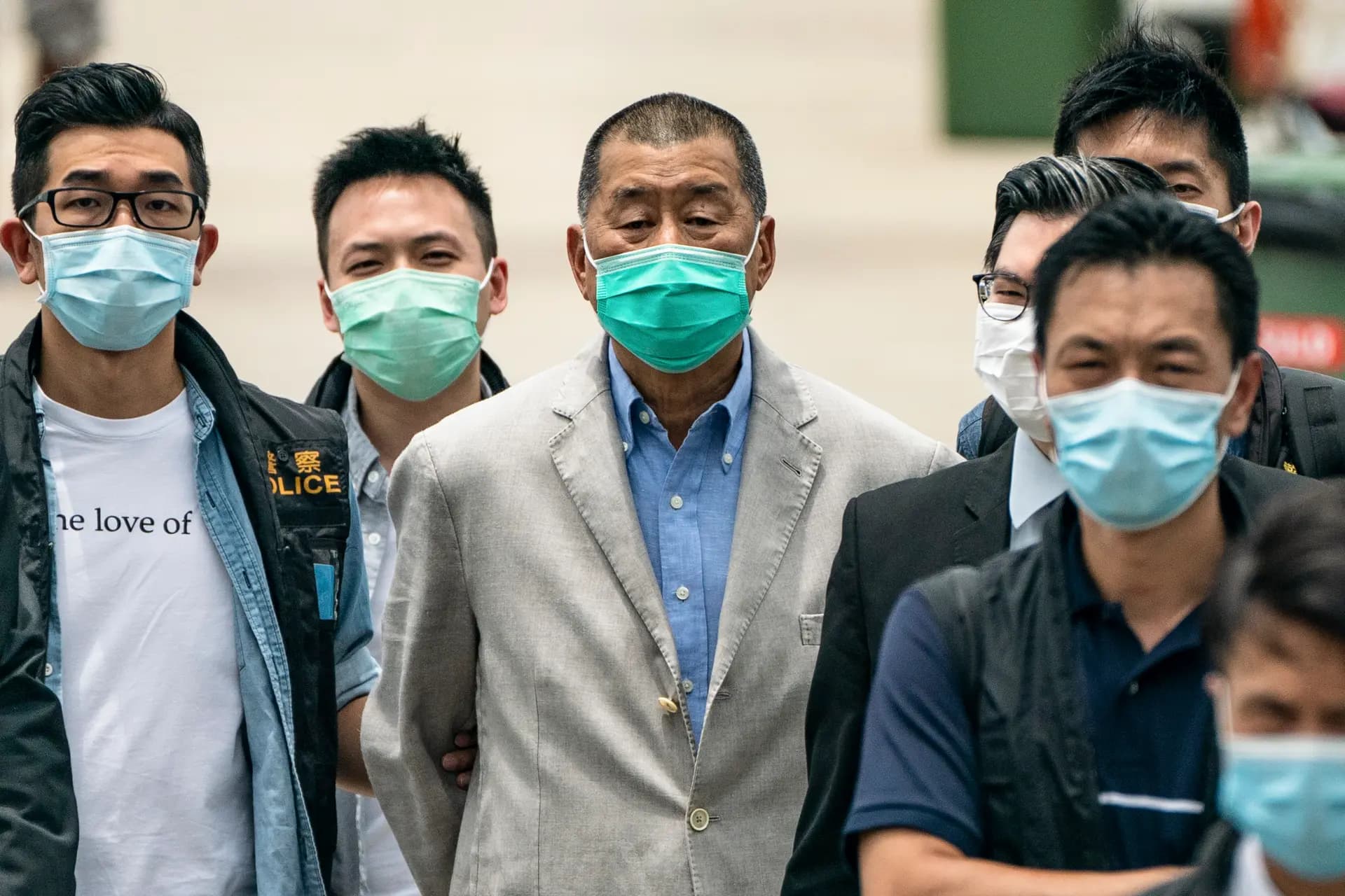 La policía escolta al magnate de los medios de comunicación de Hong Kong, Jimmy Lai, hasta la sede del Royal Hong Kong Yacht Club Shelter Cove, en Hong Kong, China, el 11 de agosto de 2020. Lai fue declarado culpable en virtud de la Ley de Seguridad Nacional de Hong Kong a finales del año pasado y condenado a 20 años de prisión. (Anthony Kwan/Getty Images).