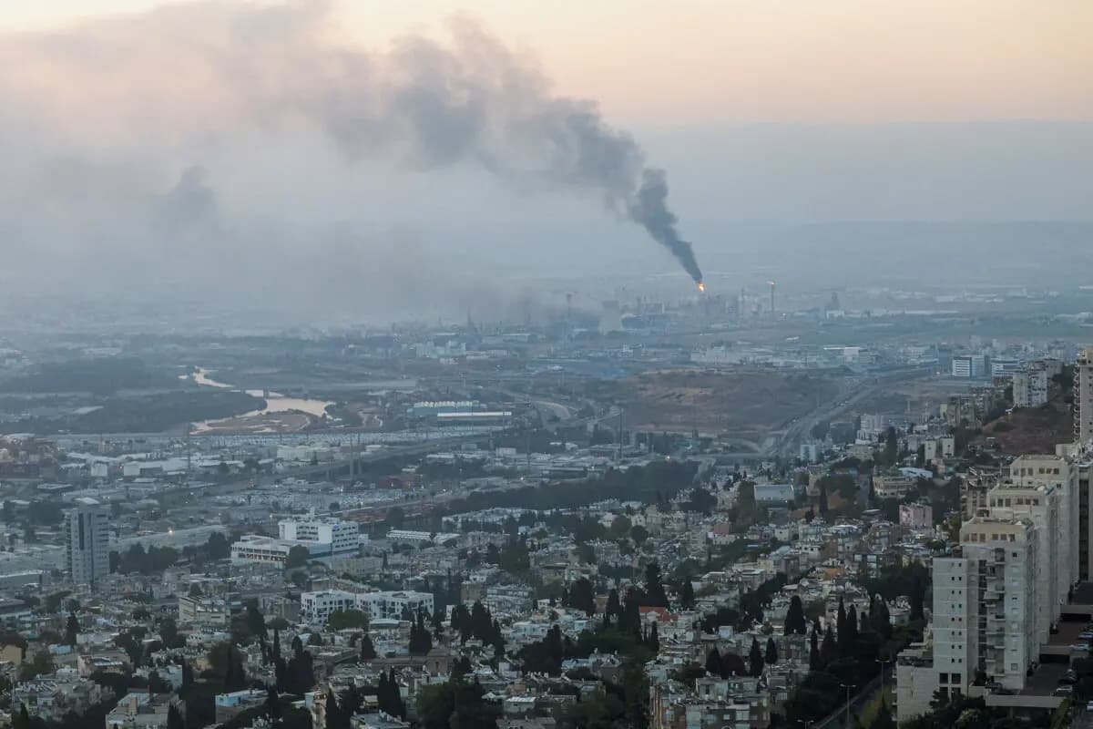 Humo que se eleva desde un lugar que fue alcanzado durante los ataques con misiles iraníes, en Haifa, Israel, el 16 de junio de 2025. (Ahmad Gharabli/Getty Images)