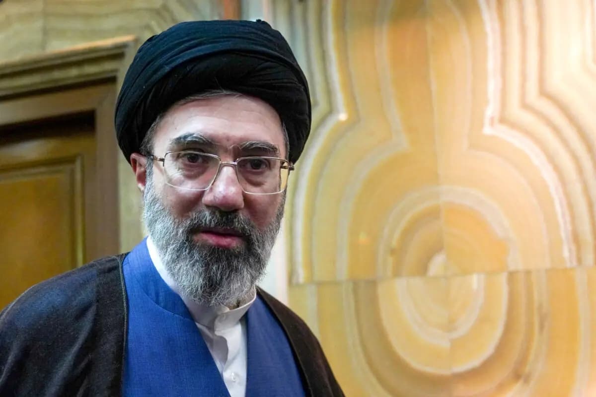 El nuevo líder supremo de Irán, Mojtaba Jamenei, segundo hijo del difunto líder supremo, el ayatolá Alí Jamenei, asiste a una reunión en Teherán, Irán, el 13 de octubre de 2024. (Hamed Jafarnejad/ISNA/WANA vía Reuters)