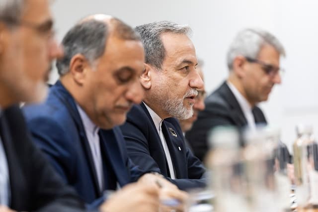 El ministro de Relaciones Exteriores de Irán, Abbas Araghchi, pronuncia un discurso durante una sesión de la Conferencia de Desarme de las Naciones Unidas, en el marco de la segunda ronda de conversaciones entre Estados Unidos e Irán, celebrada en Ginebra, Suiza, el 17 de febrero de 2026. (Valentin Flauraud/AFP vía Getty Images)
