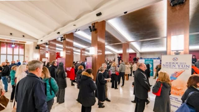 Shen Yun sube al escenario en Roma a pesar de amenaza de bomba