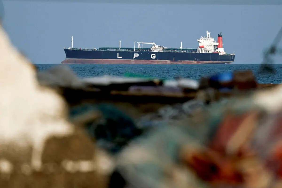 Un buque cisterna de GLP fondeado debido a la reducción del tráfico en el estrecho de Ormuz, en medio del conflicto entre Estados Unidos, Israel e Irán, en Shinas, Omán, el 11 de marzo de 2026. (Benoit Tessier/Reuters).