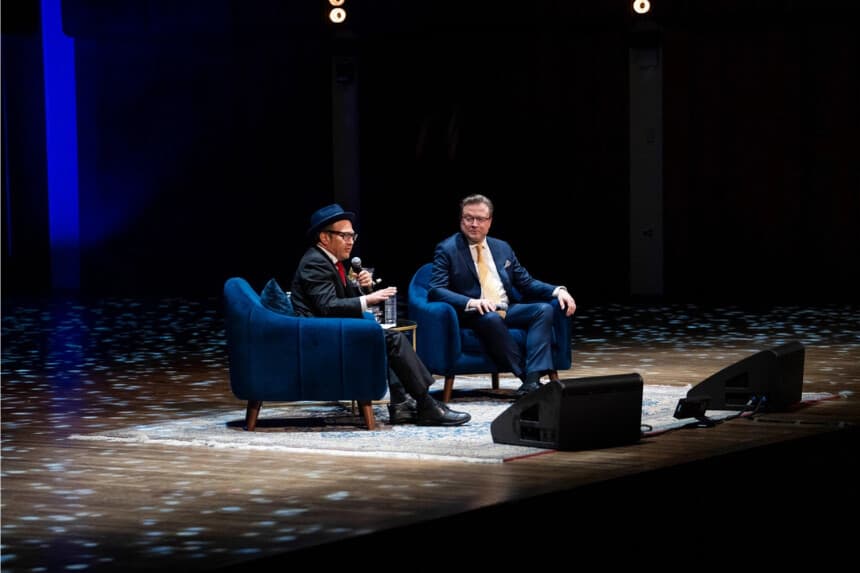 El comediante y actor Rob Schneider (izq.) y Jan Jekielek, editor senior de Epoch Times y presentador de American Thought Leaders, hablan durante el lanzamiento del libro de Jekielek “Killed to Order” en el Trump-Kennedy Center en Washington el 16 de marzo de 2026. (Madalina Kilroy/The Epoch Times)