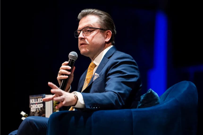 Jan Jekielek, editor senior de Epoch Times y presentador de American Thought Leaders, habla durante el lanzamiento de su libro “Killed to Oder” en el Trump-Kennedy Center en Washington el 16 de marzo de 2026. (Madalina Kilroy/The Epoch Times)