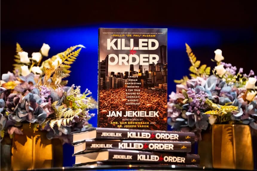 an Jekielek, editor senior de Epoch Times y presentador de American Thought Leaders, libro “Killed to Oder” en el Trump-Kennedy Center en Washington el 16 de marzo de 2026. (Madalina Kilroy/The Epoch Times)