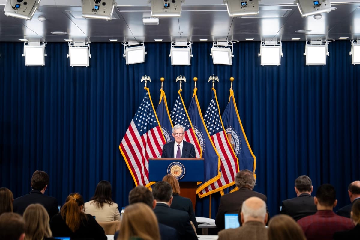 <em>El presidente de la Reserva Federal, Jerome Powell, habla en una conferencia de prensa tras la reunión del Comité Federal de Mercado Abierto (FOMC) en Washington el 18 de marzo de 2026. (Madalina Kilroy/The Epoch Times).</em>