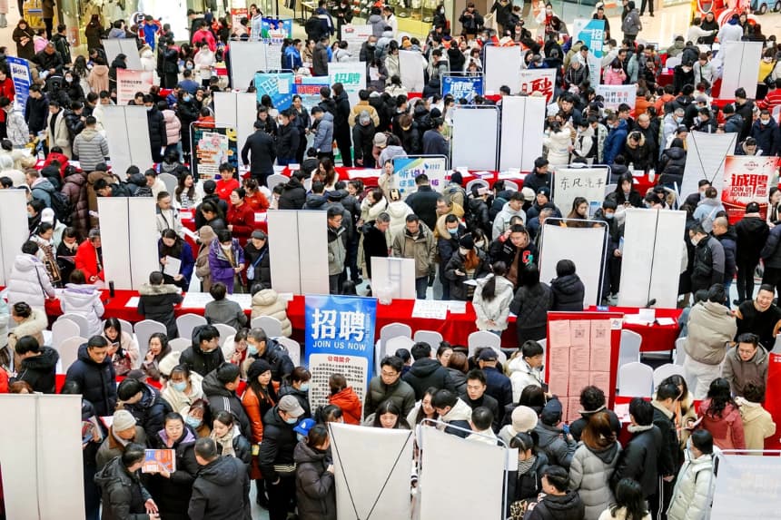 Personas asisten a una feria de empleo de primavera en Yantai, provincia de Shandong, China, el 6 de febrero de 2025. (China OUT/AFP vía Getty Images)