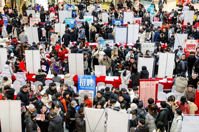 Personas asisten a una feria de empleo de primavera en Yantai, provincia de Shandong, China, el 6 de febrero de 2025. (China OUT/AFP vía Getty Images)