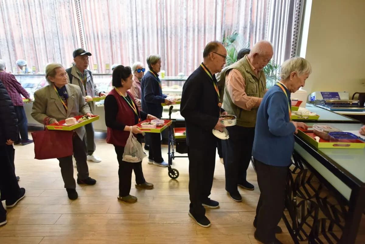 Residentes haciendo cola para almorzar en la comunidad para personas mayores de Yanyuan, en las afueras de Beijing, el 5 de diciembre de 2018. (Greg Baker/AFP vía Getty Images)