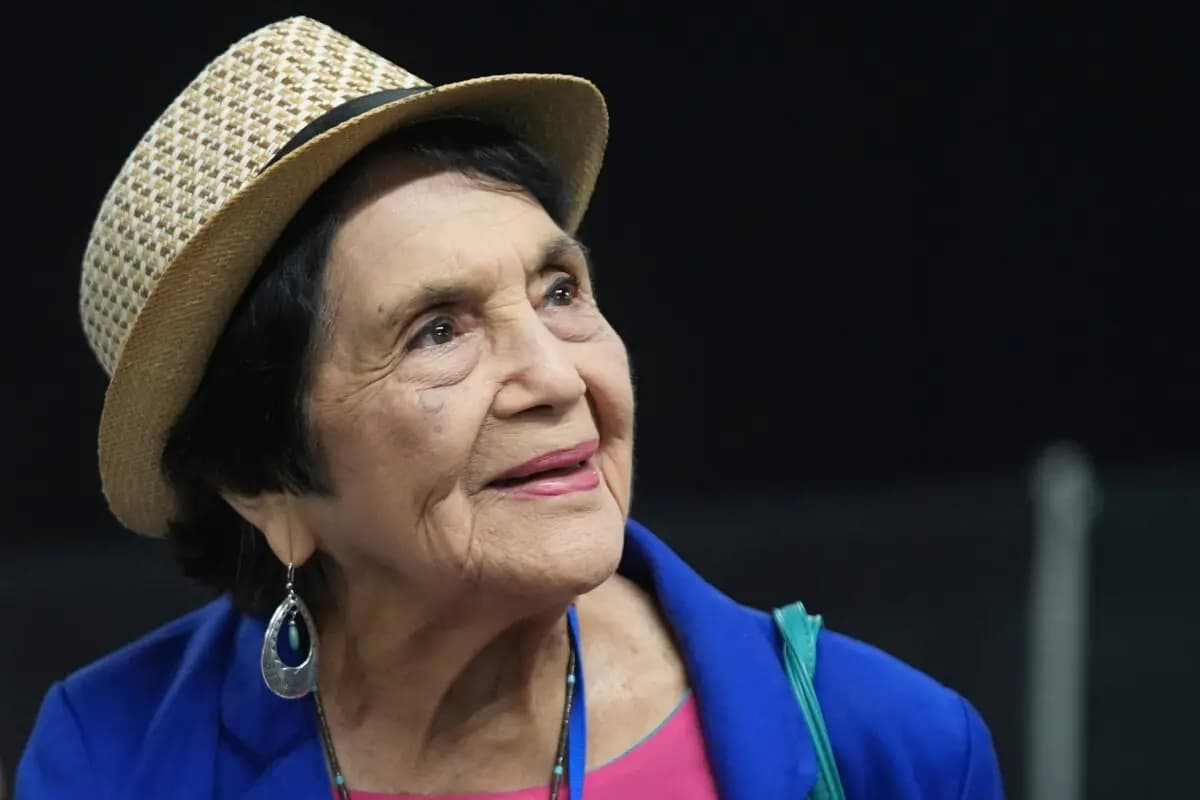 Dolores Huerta, líder sindical, activista de derechos civiles y cofundadora de la Asociación Nacional de Trabajadores Agrícolas, durante la Convención Estatal de 2025 del Partido Demócrata de California en el Centro de Convenciones de Anaheim, en Anaheim, California, el 31 de mayo de 2025. (AP Photo/Damian Dovarganes, archivo)