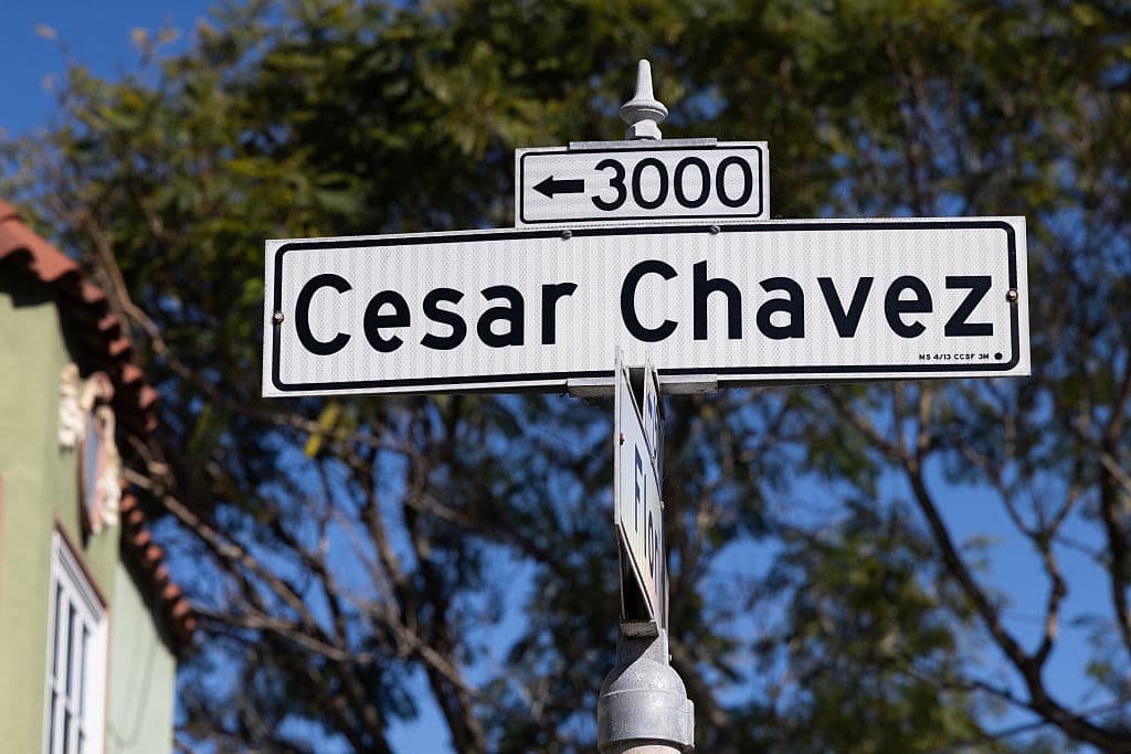 Un cartel se exhibe en la calle César Chávez el 18 de marzo de 2026 en San Francisco, California. (Benjamin Fanjoy/Getty Images)