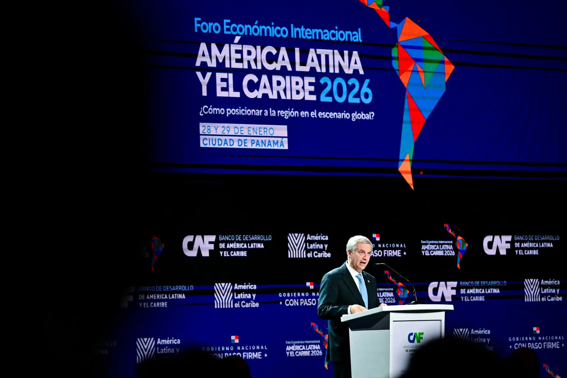 El presidente chileno, José Antonio Kast, interviene durante el Foro Económico Internacional de América Latina y el Caribe, celebrado en la ciudad de Panamá el 28 de enero de 2026. El giro de Chile hacia un liderazgo de tendencia conservadora se produce en un contexto de auge generalizado de políticos conservadores en la región, más alineados con los intereses de Estados Unidos. (Martin Bernetti/AFP vía Getty Images).