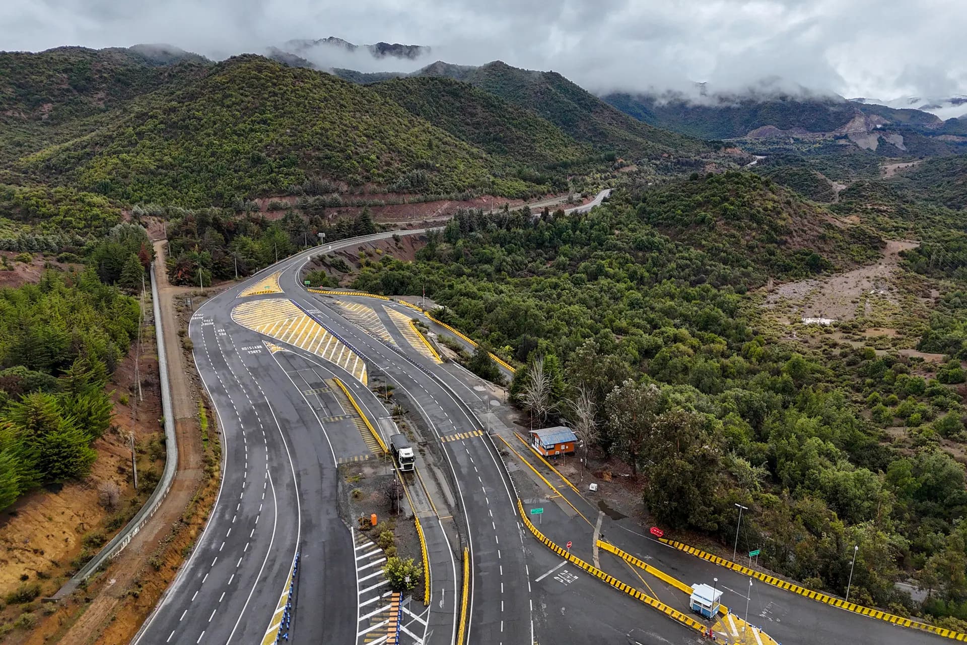 Una vista aérea muestra la entrada a la mina de cobre El Teniente, en la Región de O’Higgins, Chile, el 1 de agosto de 2025. Chile desempeña un papel clave en las cadenas de suministro mundiales, especialmente en lo que respecta a minerales críticos como el cobre y el litio. (Raúl Bravo/AFP vía Getty Images).