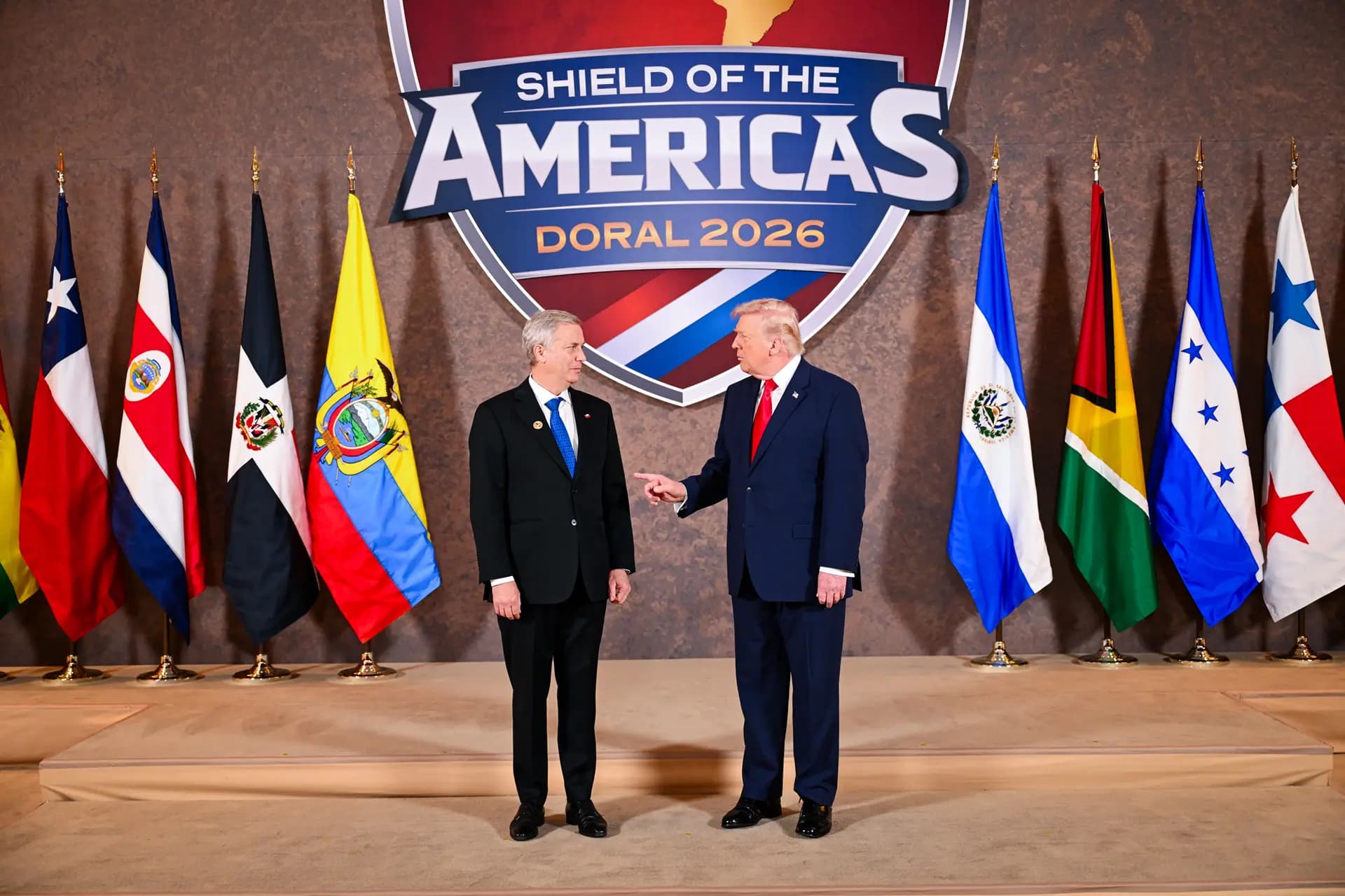 El presidente de Estados Unidos, Donald Trump, saluda al presidente chileno José Antonio Kast durante la "Cumbre Escudo de las Américas", celebrada en el Trump National Doral Golf Club de Doral, Florida, el 7 de marzo de 2026. (Roberto Schmidt/Getty Images).