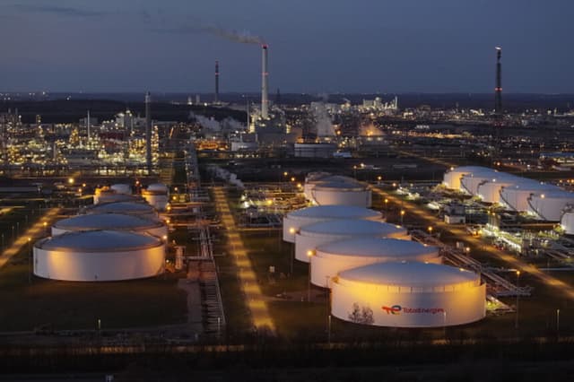 En esta panorámica aérea, el parque químico industrial de Leuna, con los depósitos de petróleo de TotalEnergies, se ve iluminado al atardecer el 17 de marzo de 2026 en Leuna, Alemania. (Sean Gallup/Getty Images).
