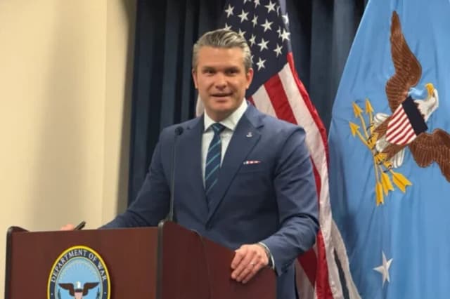 El secretario de Guerra, Pete Hegseth, interviene en una rueda de prensa en el cuartel general del CENTCOM, en la Base Aérea MacDill de Tampa (Florida), el 5 de marzo de 2024. (TJ Muscaro/The Epoch Times)