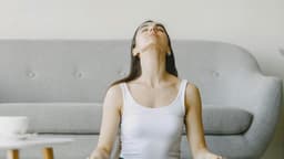 Rutina de estiramientos de 10 minutos en silla para recuperar un cuerpo ligero y lleno de energía