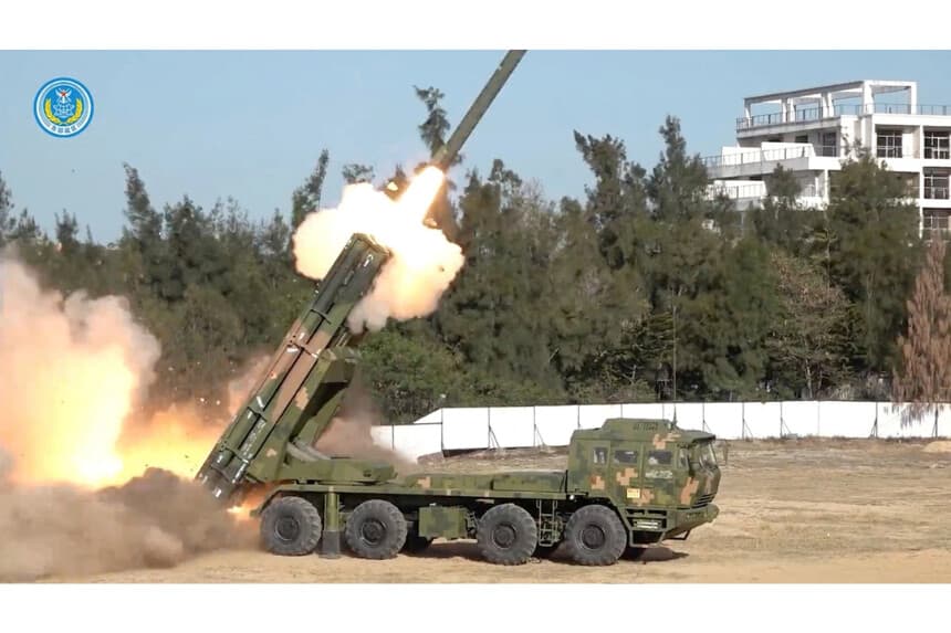 Ejercicios de fuego real de largo alcance apuntan a aguas al norte de Taiwán en esta captura de pantalla de un video publicado por el Comando del Teatro Oriental del Ejército Popular de Liberación de China el 30 de diciembre de 2025. (Eastern Theatre Command/Handout via Reuters)