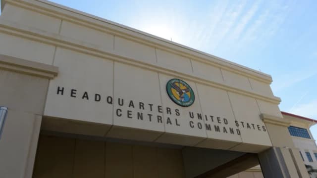 Paquete sospechoso en una base aérea de Florida contenía "posibles materiales energéticos": FBI