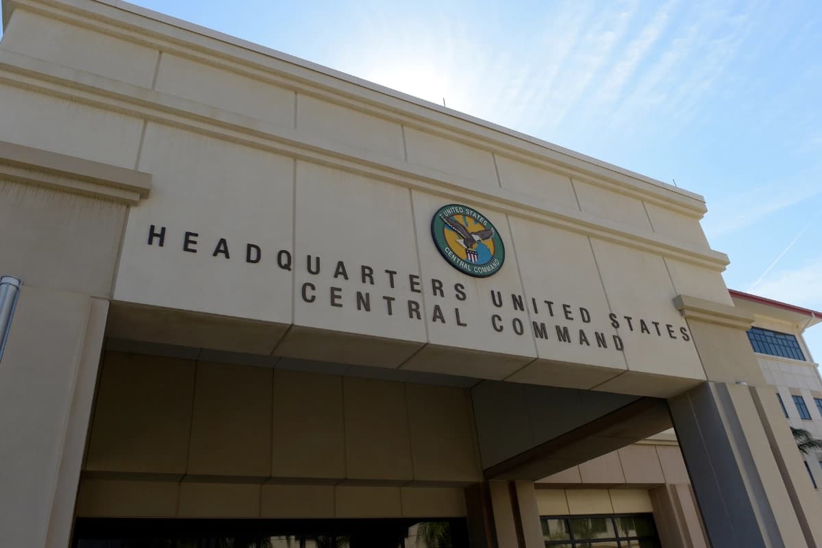 Paquete sospechoso en una base aérea de Florida contenía "posibles materiales energéticos": FBI