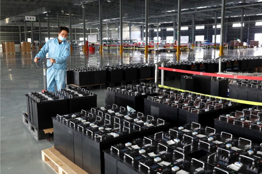 Un empleado en el taller de una empresa de fabricación de baterías de litio en Huaibei, provincia de Anhui, en el este de China, el 14 de noviembre de 2020. (STR/AFP via Getty Images)
