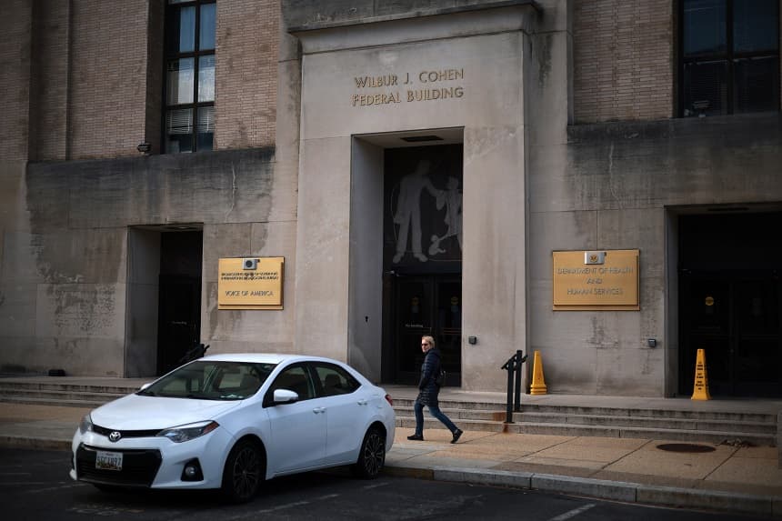 Una mujer pasa junto a la entrada del edificio de Voice of America (VOA) el 17 de marzo de 2025 en Washington, D.C. (Alex Wong/Getty Images)