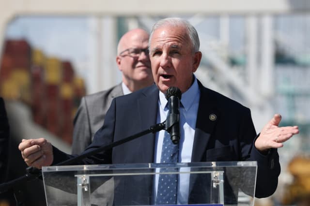  El congresista estadounidense Carlos A. Giménez (republicano por Florida) en una rueda de prensa sobre Cuba que él y otros líderes del sur de Florida organizaron en PortMiami el 17 de febrero de 2026, en Miami, Florida. (Joe Raedle/Getty Images)