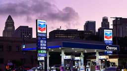 Analista no prevé reducción en precios del combustible y espera "acción militar" inminente en Ormuz