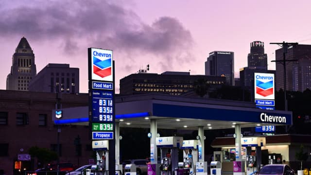 Analista no prevé reducción en precios del combustible y espera "acción militar" inminente en Ormuz