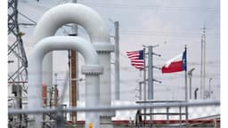 Petróleo supera 119 USD por barril entre ataques en el Golfo Pérsico y bloqueo del estrecho de Ormuz