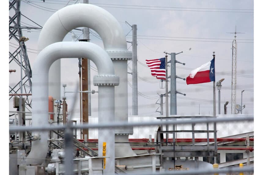 Se ve un laberinto de tuberías y equipos de petróleo crudo con las banderas de Estados Unidos y Texas ondeando al fondo durante un recorrido del Departamento de Energía en la Reserva Estratégica de Petróleo en Freeport, Texas, el 9 de junio de 2016.  (Richard Carson/Reuters)